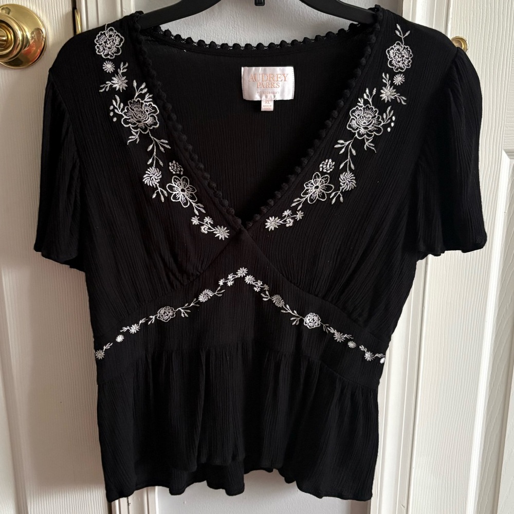 EUC Women’s XL Audrey Parks Black V-Neck Embroidered Floral Women's Top